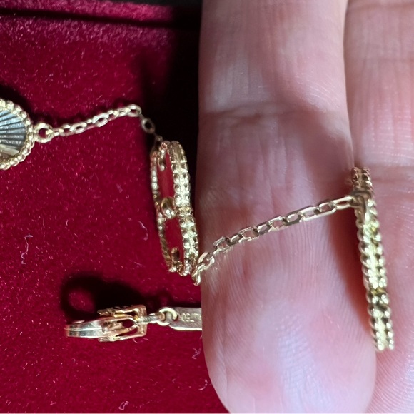 Elegant Gold Flower Bracelet - Picture 15 of 16